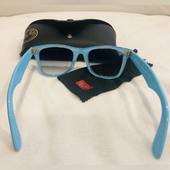 Vintage Ray-Ban Wayfarer Black/blue sunglasses - Picture 3 of 6